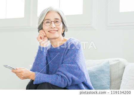 Senior woman, smartphone, glasses 119134200