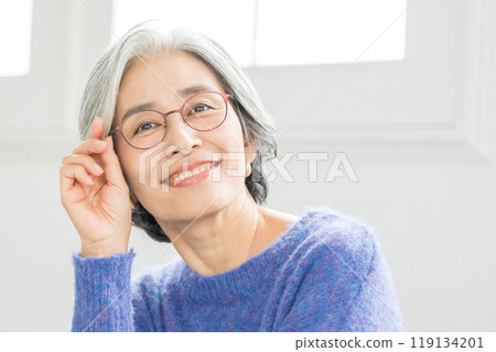 Senior woman with glasses 119134201