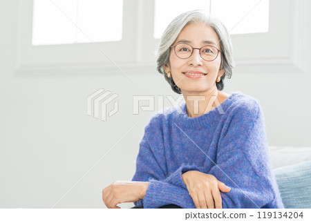 Senior woman with glasses 119134204