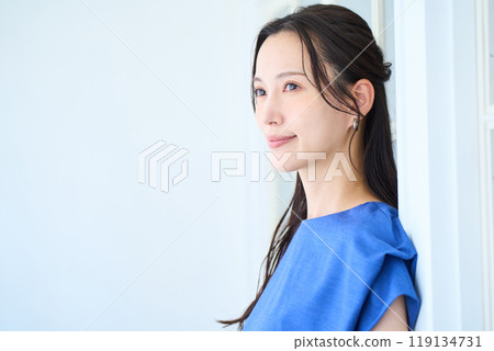 站在窗邊的年輕女子 119134731