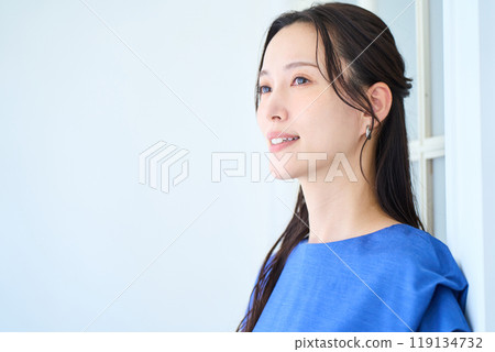 站在窗邊的年輕女子 119134732