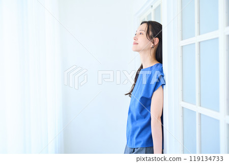 站在窗邊的年輕女子 119134733