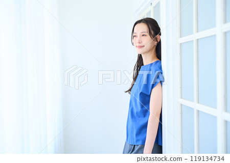 站在窗邊的年輕女子 119134734