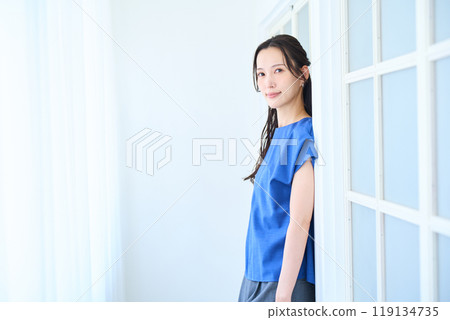 站在窗邊的年輕女子 119134735