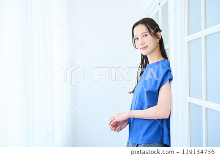 站在窗邊的年輕女子 119134736