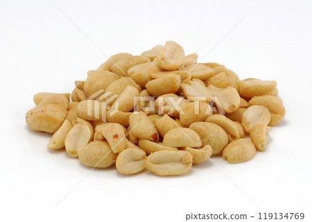 Roasted peanuts group isolated on white 119134769