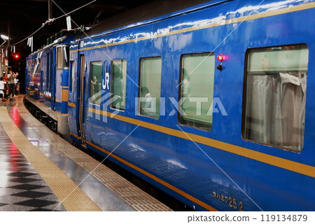 北斗星臥舖特快在上野站傳統的13號月台停靠等待發車。 119134879