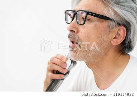 一個男人剃他的鬍子 119134988
