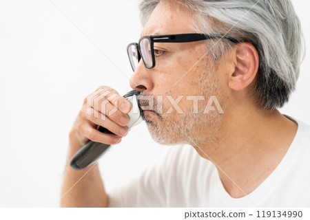 一個男人剃他的鬍子 119134990