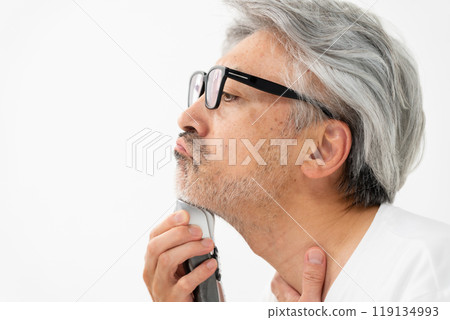 A man shaving his beard 119134993