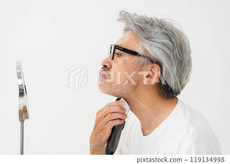 A man shaving his beard 119134998