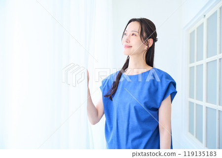 站在窗邊的年輕女子 119135183