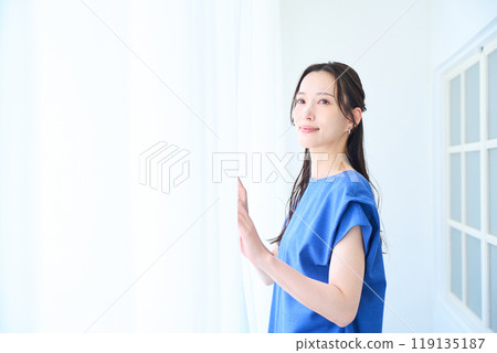 站在窗邊的年輕女子 119135187