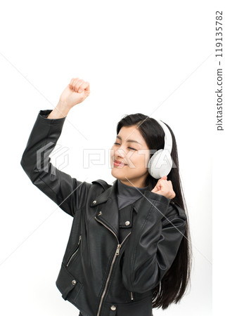 一位穿著皮夾克的年輕女子喜歡用耳機聽音樂 119135782