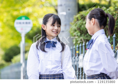 學生在公車站與朋友聊天 119135860