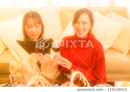兩個女人用酒慶祝聖誕節 兩個女人用酒慶祝聖誕節 119136013