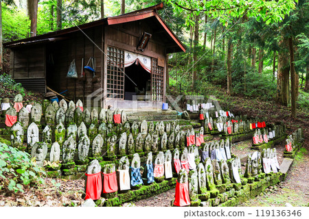 Two hundred Jizo (left) Two hundred Jizo (left) 119136346