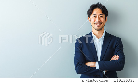 自信的商人抱著雙臂微笑 自信的商人抱著雙臂微笑 119136353