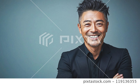 自信的商人抱著雙臂微笑 119136355