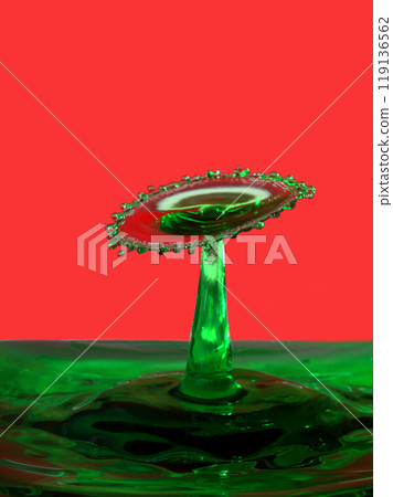 Mushroom-like shapes formed by the collision of water droplets 119136562
