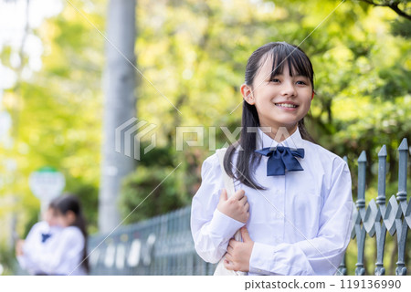 學生穿著校服上學 119136990