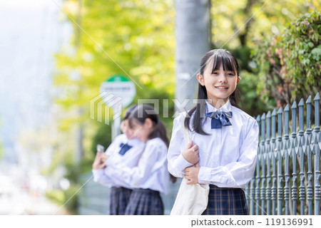 學生穿著校服上學 119136991