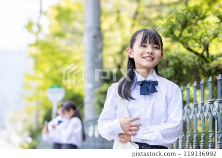 學生穿著校服上學 119136992