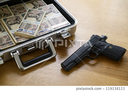 公事包裡有一把槍和一疊錢 公事包裡有一把槍和一疊錢 119138111