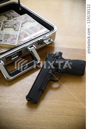 公事包裡有一把槍和一疊錢 公事包裡有一把槍和一疊錢 119138112