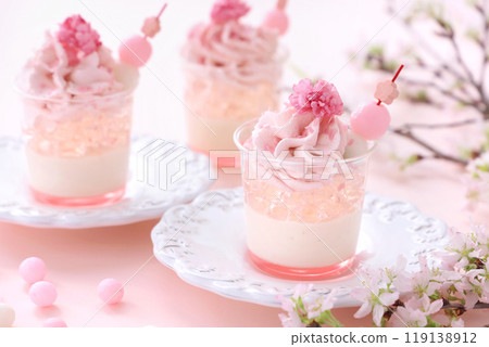 Spring cherry blossom viewing sweets Sakura Verrine Sakura glass dessert 119138912