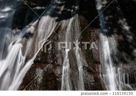 美麗的瀑布，清澈的溪流從中流過 119139150