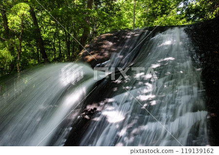美麗的瀑布，清澈的溪流從中流過 119139162
