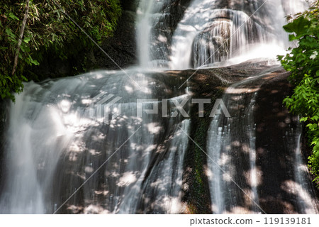 美麗的瀑布，清澈的溪流從中流過 119139181