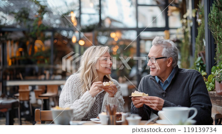 老夫婦在咖啡館放鬆 119139734