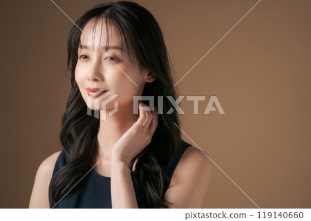 Portrait of a woman in her 20s with long hair Portrait of a woman in her 20s with long hair 119140660