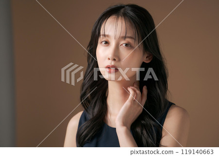 Portrait of a woman in her 20s with long hair 119140663
