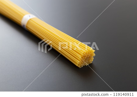 黑色背景上的義大利麵條 黑色背景上的義大利麵條 119140911