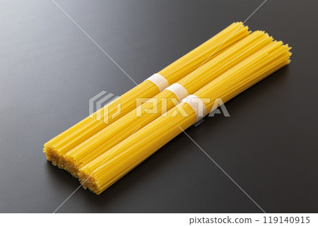 黑色背景上的義大利麵條 119140915