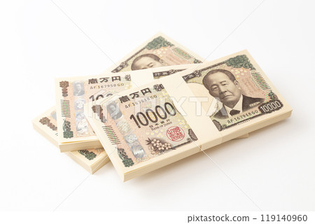 白色背景上的一捆 10,000 日元鈔票 119140960