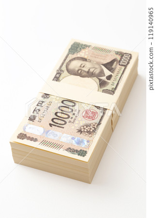 白色背景上的一捆 10,000 日元鈔票 119140965