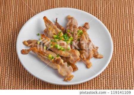 Salt-grilled chicken neck 119141109