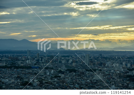 黃昏的城市景觀:從摩天大樓看東京市 黃昏的城市景觀:從摩天大樓看東京市 119141254