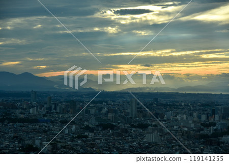 黃昏的城市景觀:從摩天大樓看東京市 黃昏的城市景觀:從摩天大樓看東京市 119141255