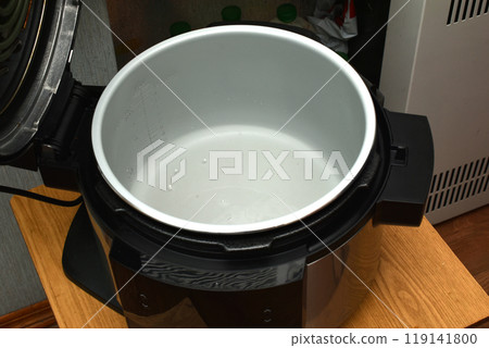 Top view of the multicooker cooking bowl. 119141800