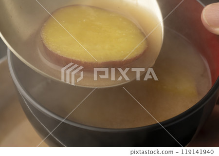 將地瓜味噌湯放入碗中。 119141940