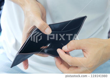 The young man's hand opened his wallet without money. The young man's hand opened his wallet without money. 119141980