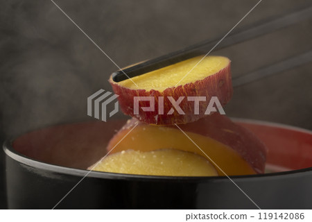 Sweet potato miso soup: Picking up the sweet potato with chopsticks 119142086
