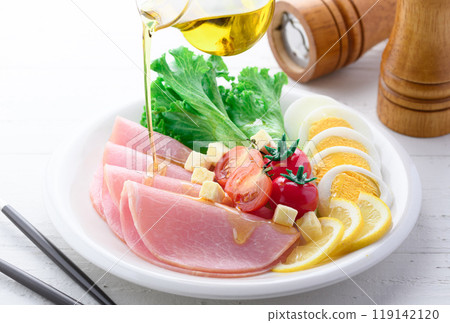 ham and salad 119142120