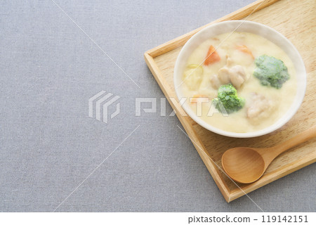 在有陽光的明亮房間裡吃熱燉菜。 119142151