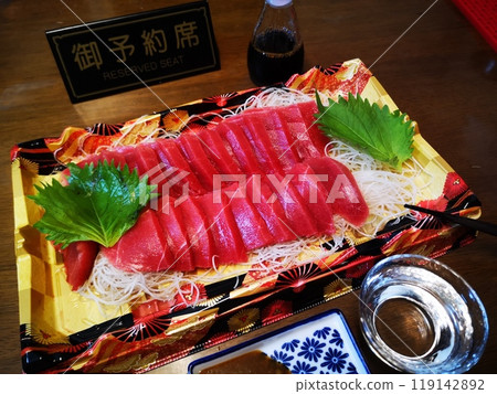 晚餐含鮪魚生魚片 119142892